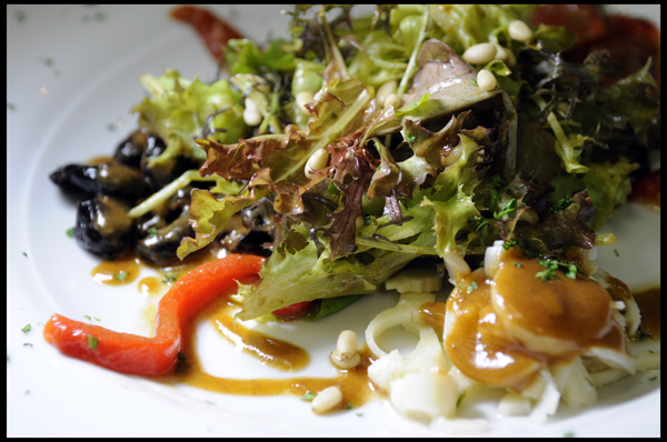 (Colorful Salad Plate) Spring Mix tossed in a Sun Dried Tomato Vinaigrette with Hearts of Palm, Roasted Sweet Peppers, Dry Cured Olives, topped with  Pine Nuts 
